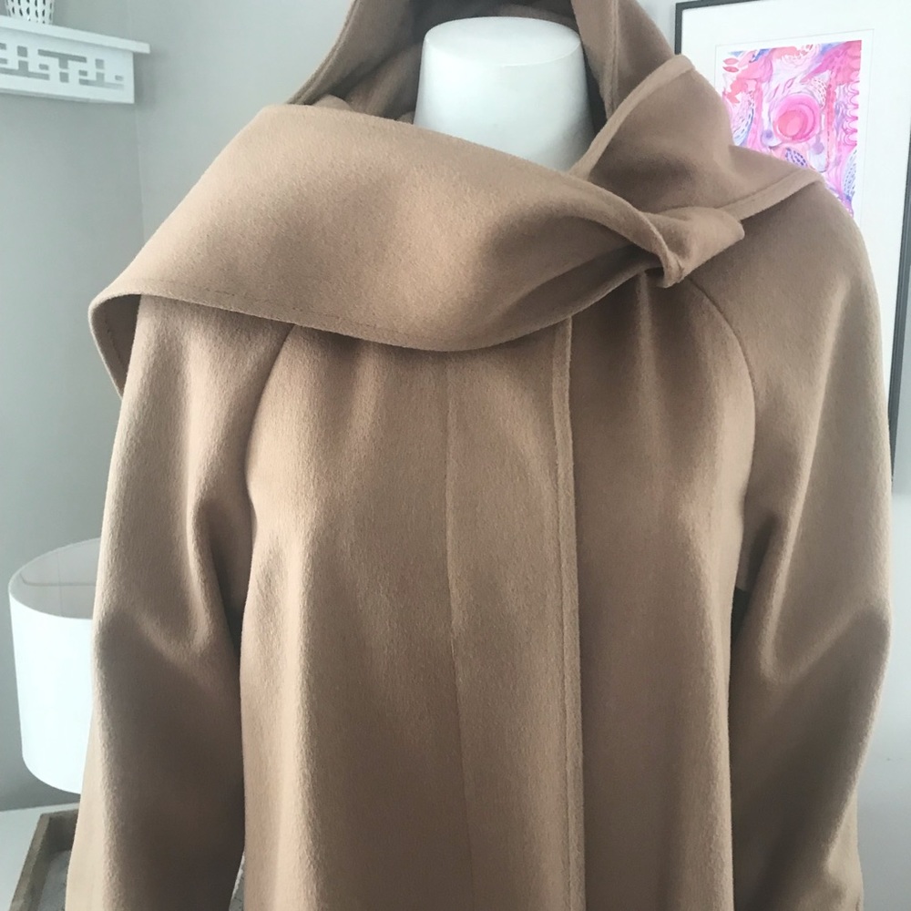 Camel wool scarf attached coat